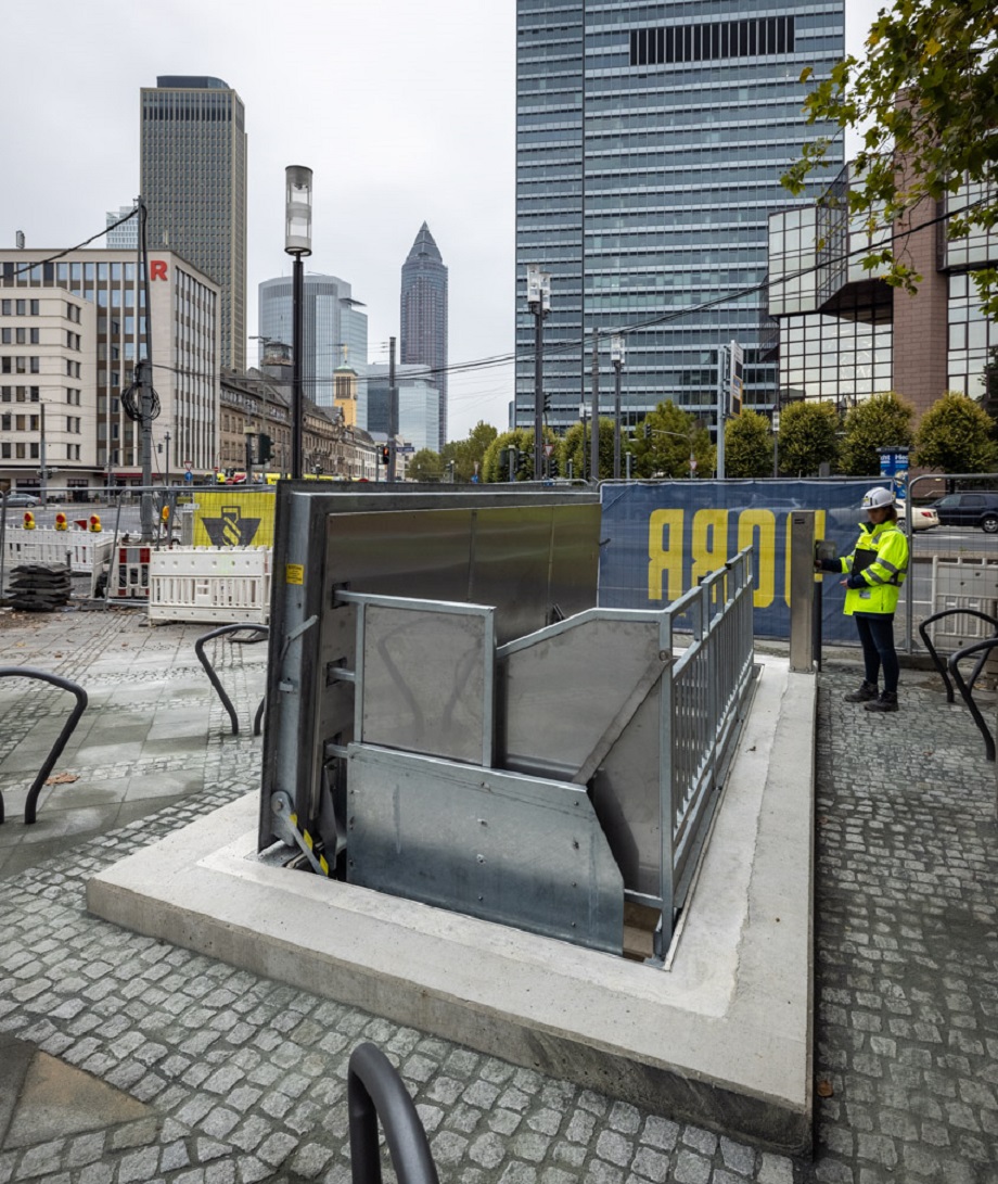 Mann in gelber Warnweste vor einem geschlossenem Bodentor in Frankfurt am Main am Platz der Republik