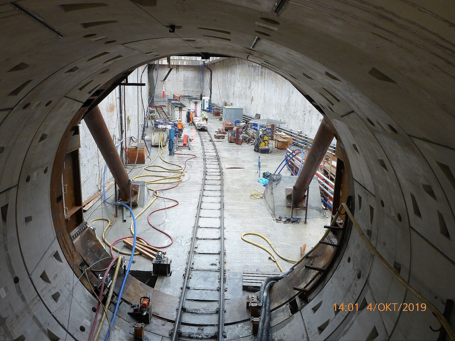 Blick aus der Tunnelröhre in die Startbaugrube